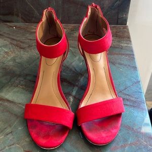 Red 3” strap shoe. Can’t wear heels anymore so now I’m selling my favorites.